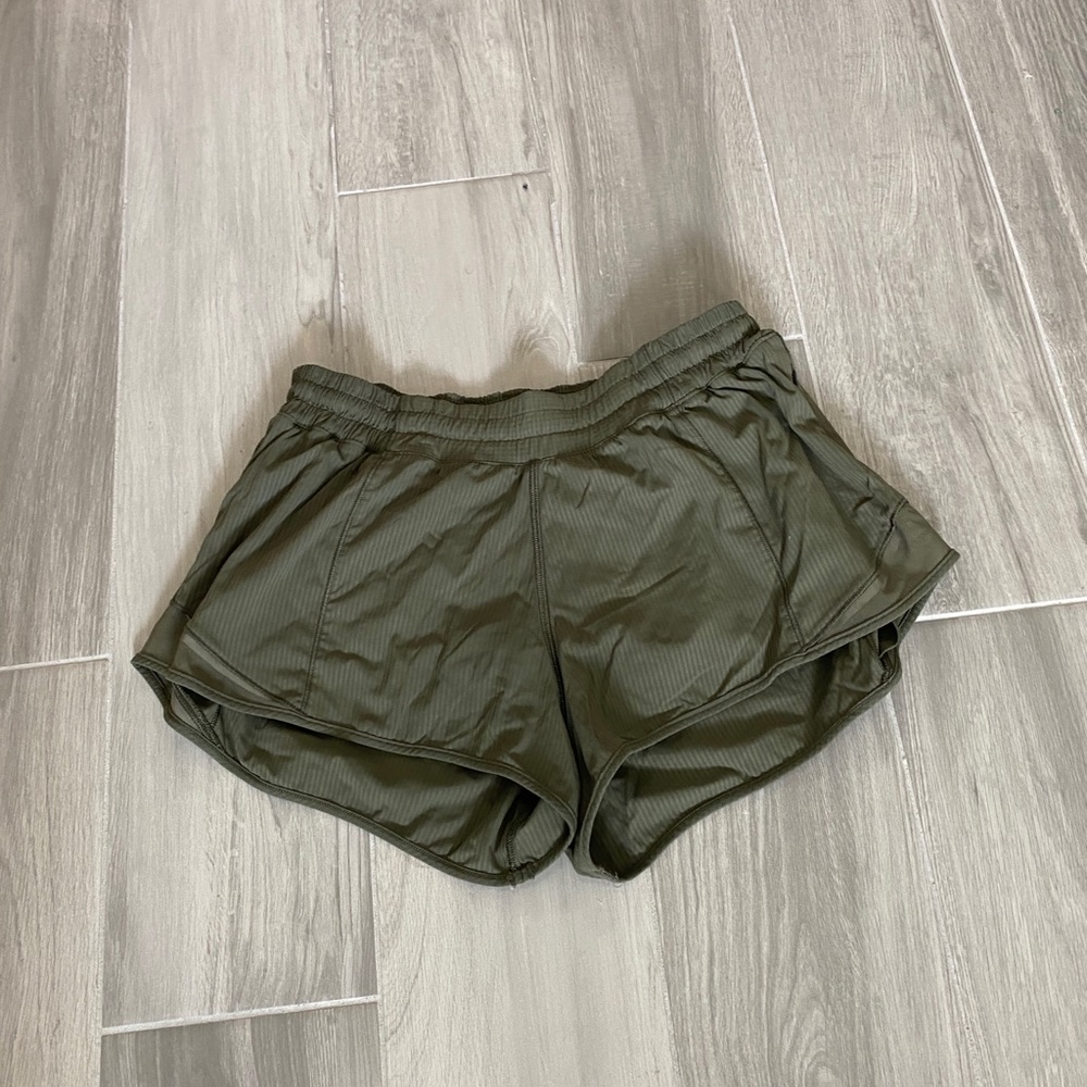 Lululemon hottie hot low rise 2.5 inch shorts